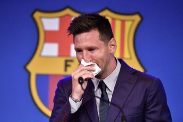 شاهد "ميسي" يجهش بالبكاء في مؤتمر وداعه من برشلونة.. وهذا ...