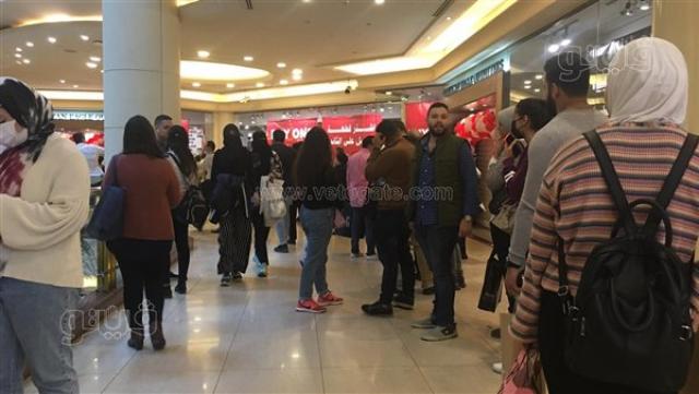 زحام في تخفيضات الجمعة البيضاء