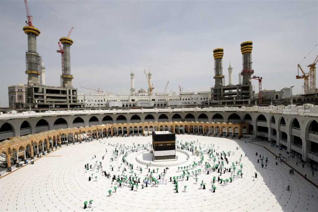 الحجاج يؤدون طواف القدوم في المسجد الحرام وسط تدابير احترازية للحد من انتشار فيروس كورونا المستجد - صورة أرشيفية