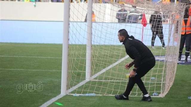 الحضري يزيل زجاجات جماهير السنغال