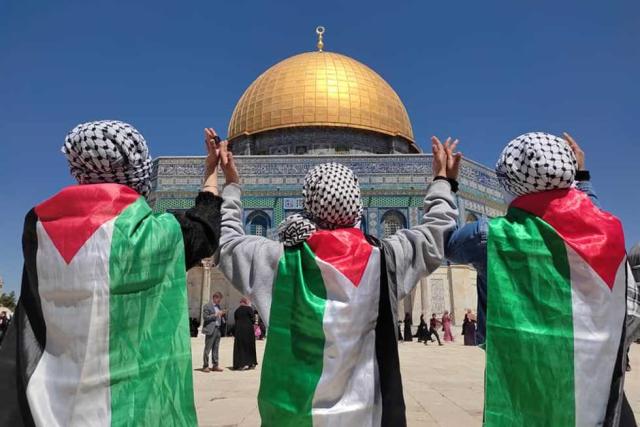 اعتداء سلطات الاحتلال على المصلين في باحات المسجد الأقصى