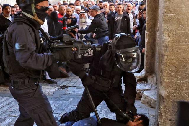 اعتداء سلطات الاحتلال على المصلين في باحات المسجد الأقصى
