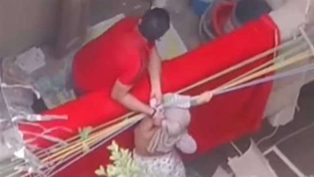 أب يحاول إلقاء ابنته بالهرم