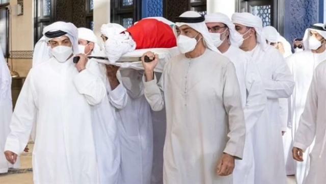  محمد بن زايد يشيع جثمان الشيخ خليفة