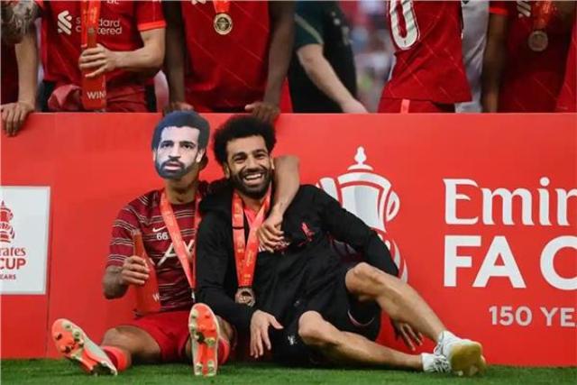 ألكانتارا يداعب محمد صلاح