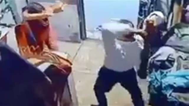 الزوج أثناء ضربه لزوجته كما يظهر في الفيديو