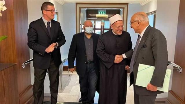 المفتي لحظة وصوله لندن