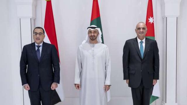 محمد بن زايد خلال استقبال رئيسا وزراء مصر والأردن أمس