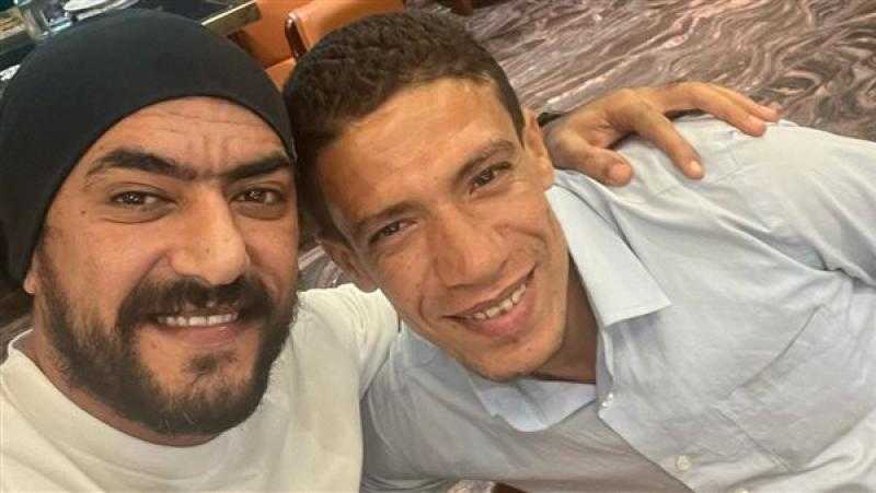 أحمد العوضي ينشر صوره تجمعه مع عامل النظافة معلقًا ”أخويا الجدع”